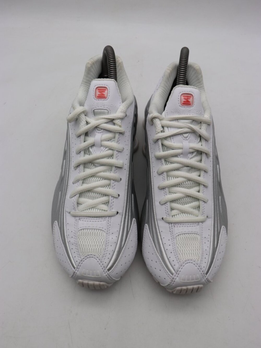 Nike Shox R4 Women’s Size 7.5 White/Metallic Silver Sneakers AR3565-101 - Picture 2 of 9